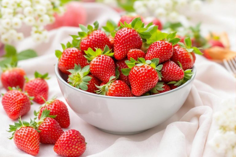 Un dessert de printemps aux fraises avec seulement 2 ingrédients.jpg