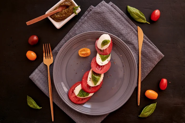 decouvrez-la-salade-caprese-italienne-authentique-lideal-facile-pour-vos-soirees-dete